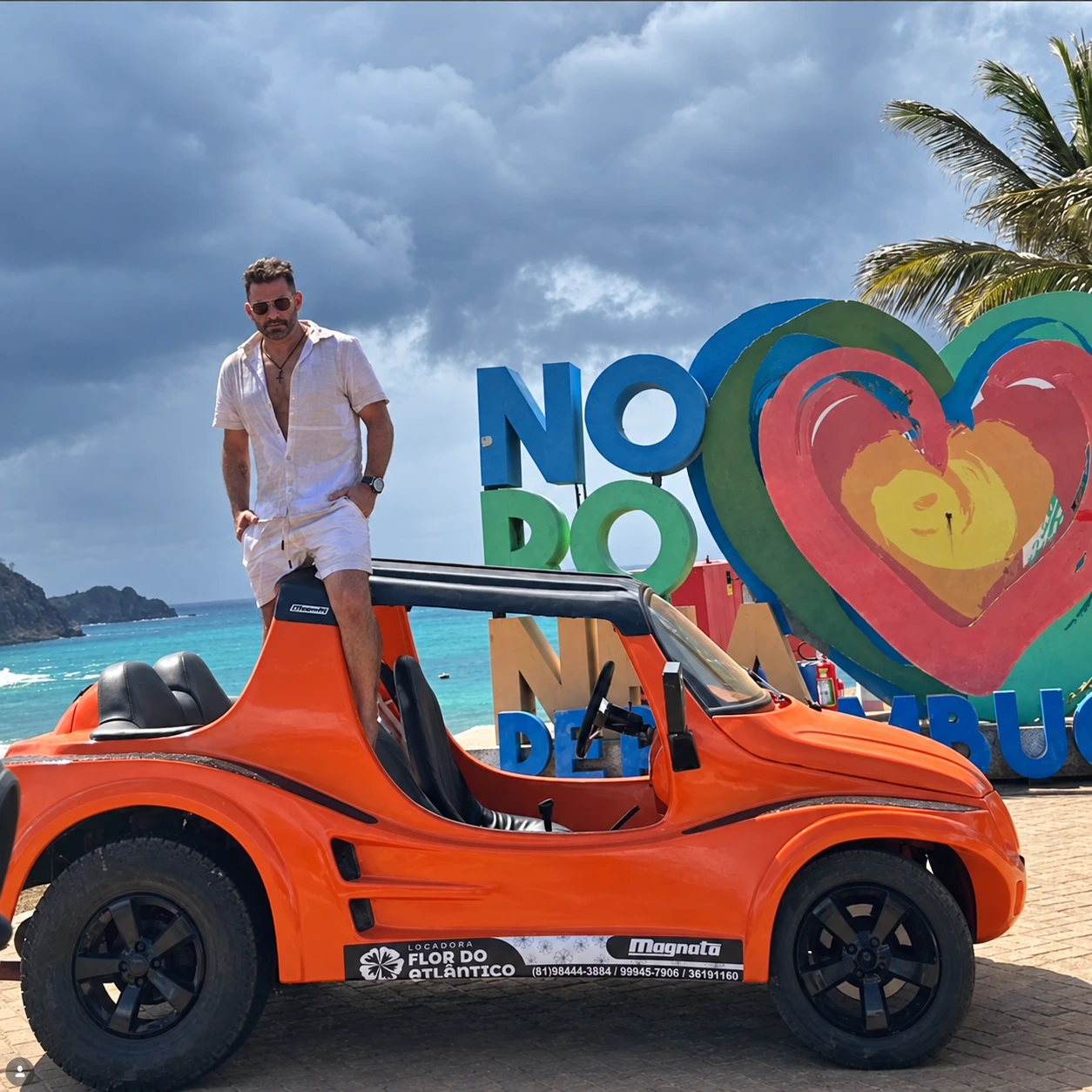 Registro compartilhado por Henri Castelli junto a um buggy Flor do Atlântico em Noronha